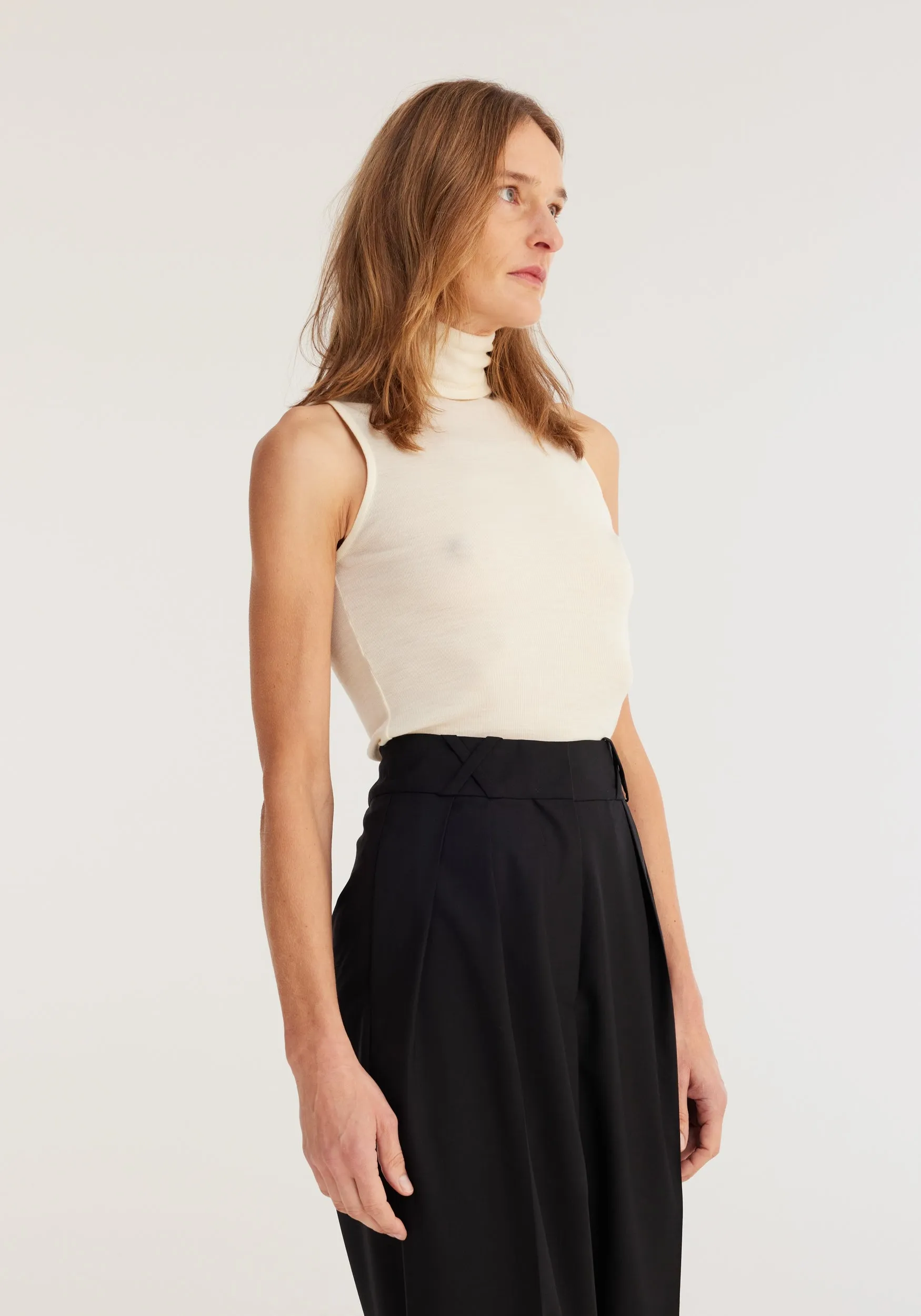 Fine merino sleeveless turtleneck | off-white