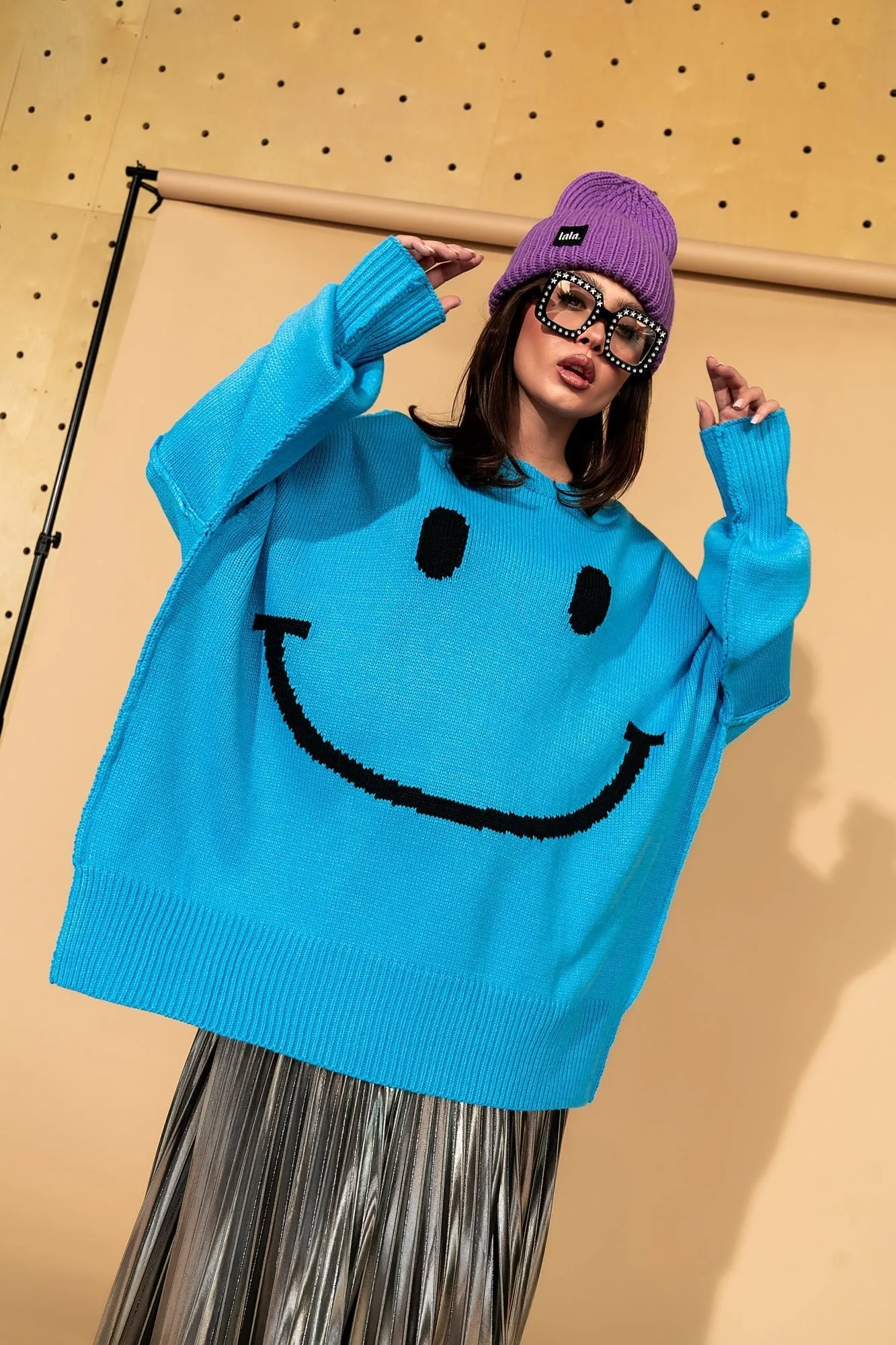Grunge Chic Label Beanie in Violet
