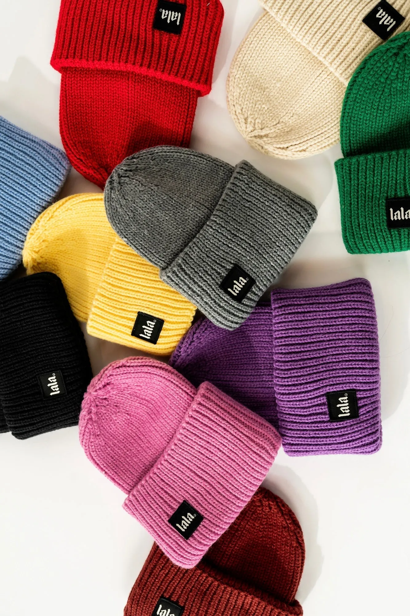 Grunge Chic Label Beanie in Violet